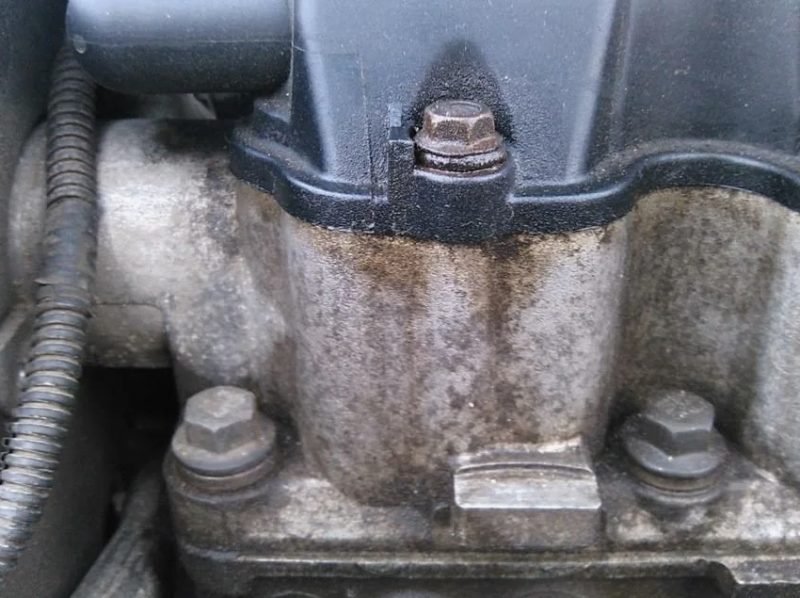 Почему течет масло под клапанную крышку двигателя 
