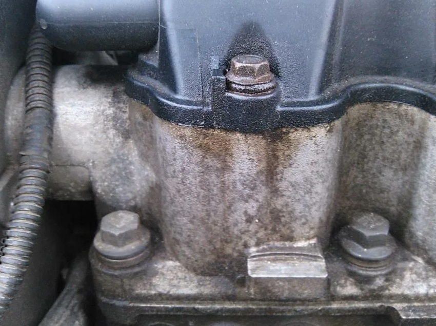 Почему течет масло под клапанную крышку двигателя? Советы автомеханика